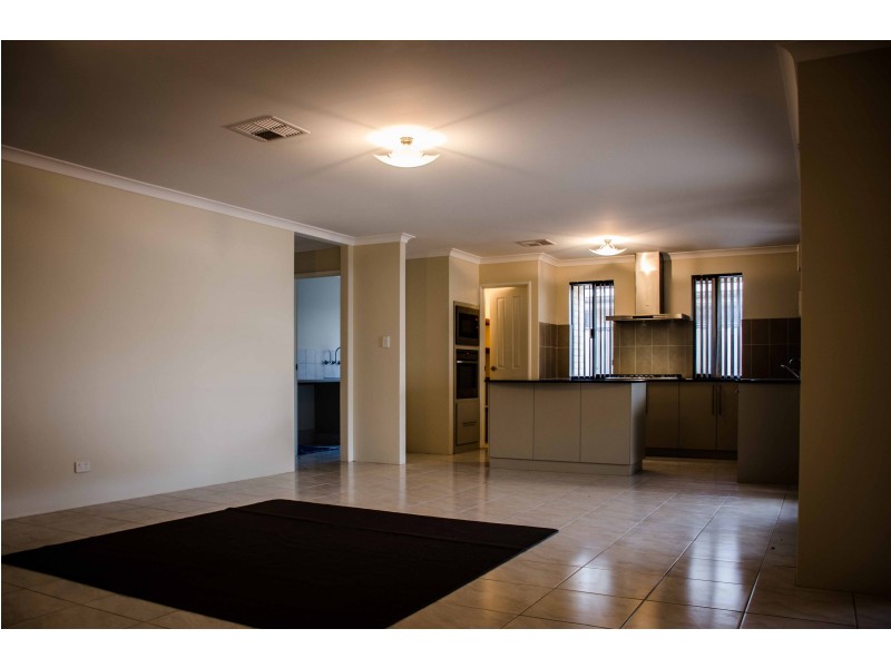 8 Essen Link, Piara Waters WA 6112