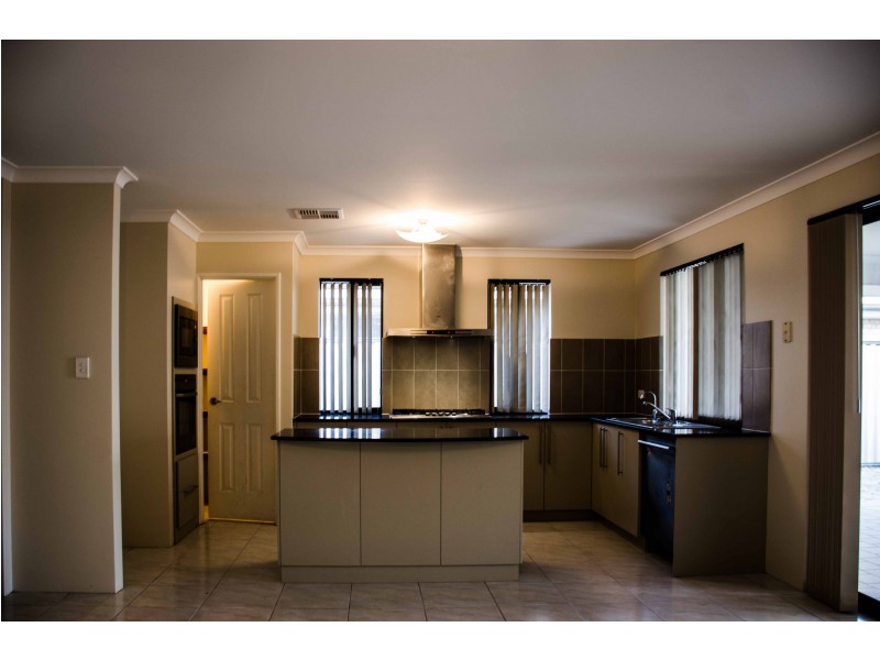 8 Essen Link, Piara Waters WA 6112