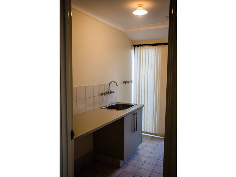 8 Essen Link, Piara Waters WA 6112