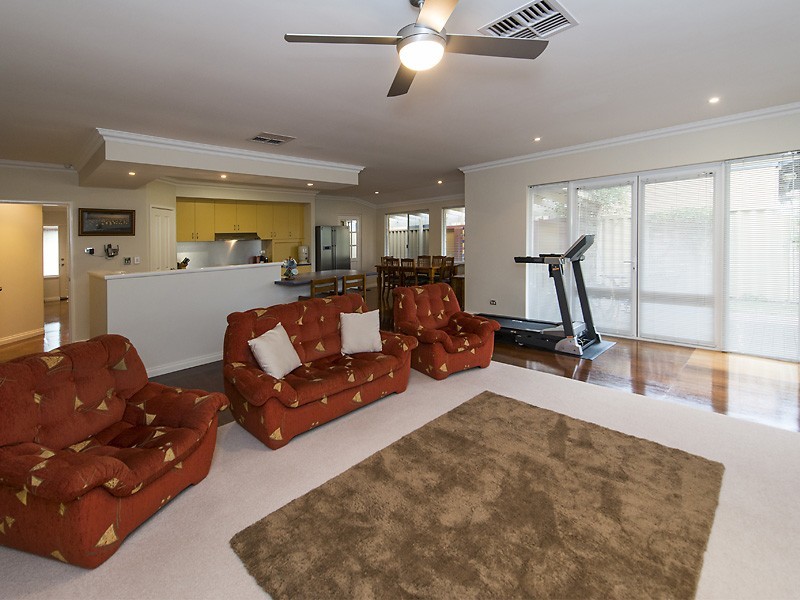 6 Boyd Place, Canning Vale WA 6155