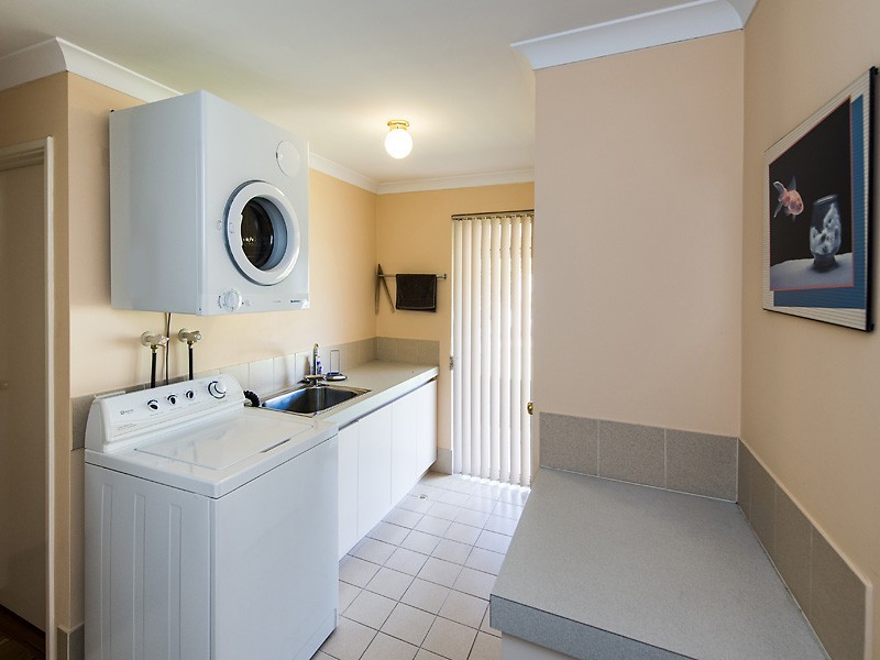 4 Wisteria Place, Thornlie WA 6108