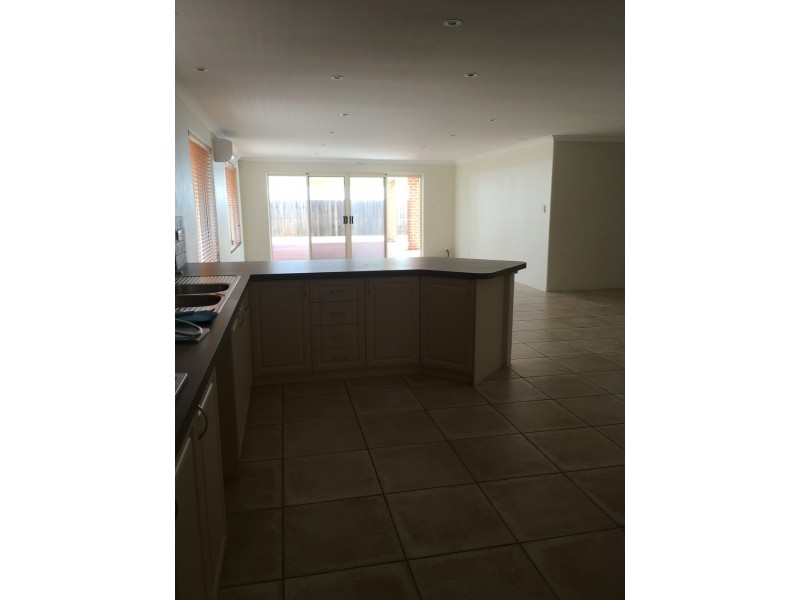 15 Alba Pass, Halls Head WA 6210