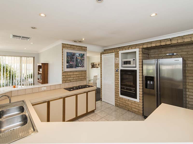 11 Bluebell Court, Thornlie WA 6108