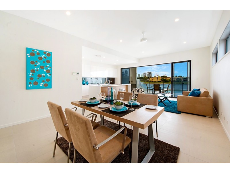 34 Sailaway Street, Mermaid Waters QLD 4218