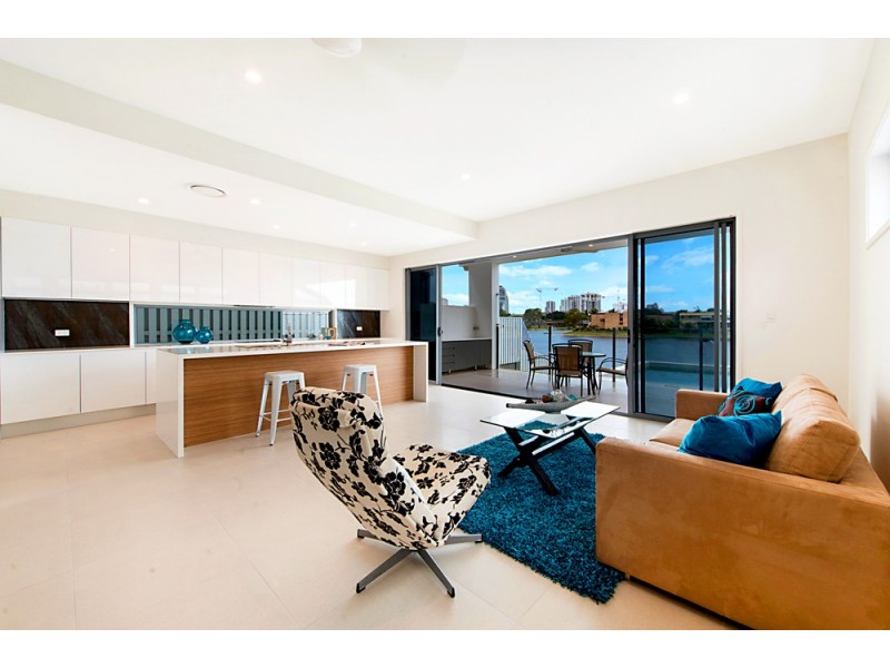 34 Sailaway Street, Mermaid Waters QLD 4218