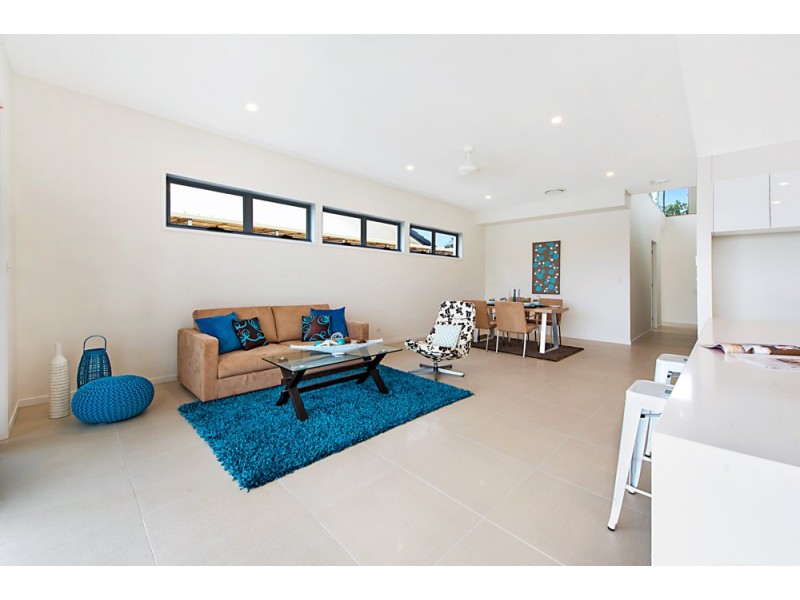 34 Sailaway Street, Mermaid Waters QLD 4218