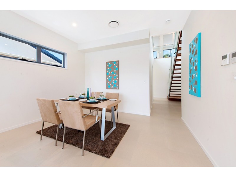 34 Sailaway Street, Mermaid Waters QLD 4218