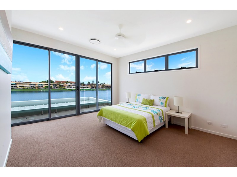 34 Sailaway Street, Mermaid Waters QLD 4218