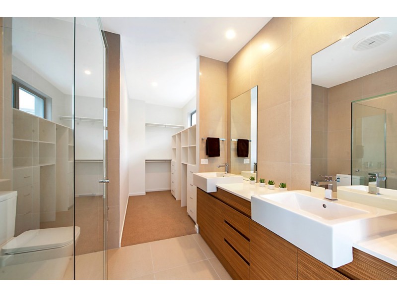 34 Sailaway Street, Mermaid Waters QLD 4218