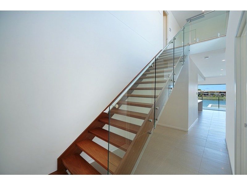 34 Sailaway Street, Mermaid Waters QLD 4218