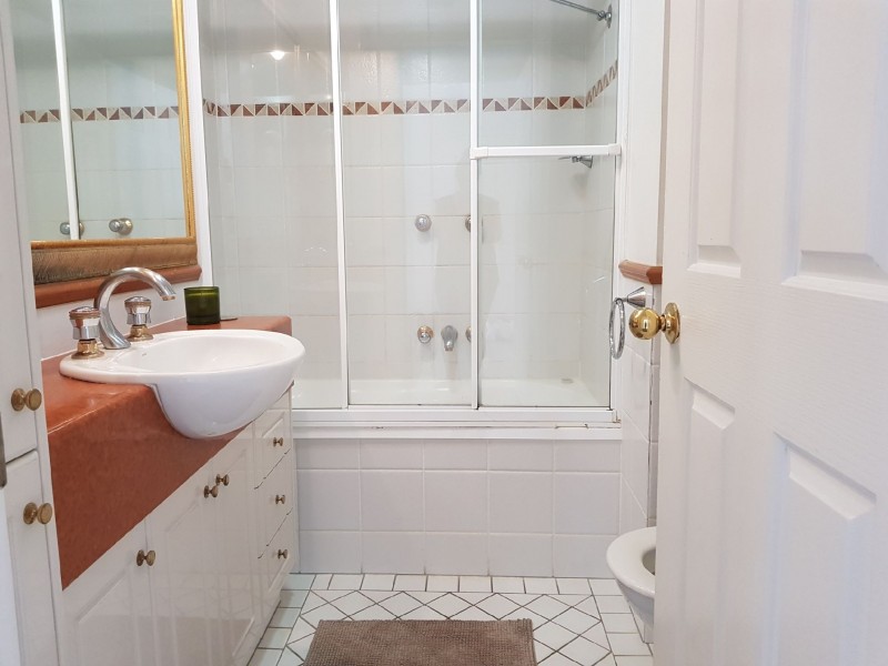 24 Queensland Avenue, Broadbeach QLD 4218