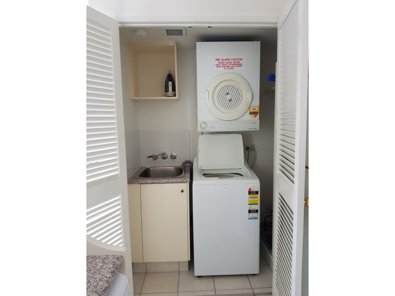 24 Queensland Avenue, Broadbeach QLD 4218