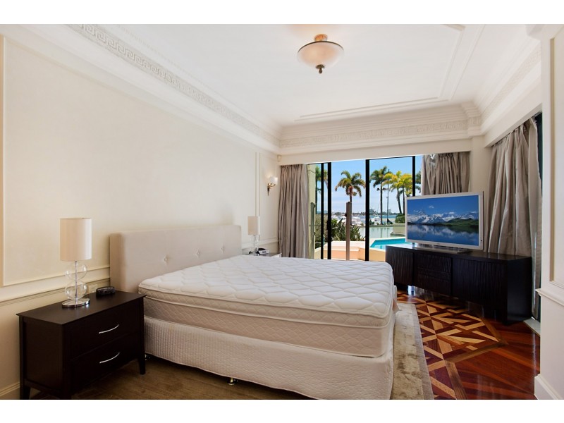 94 Seaworld Drive, Main Beach QLD 4217