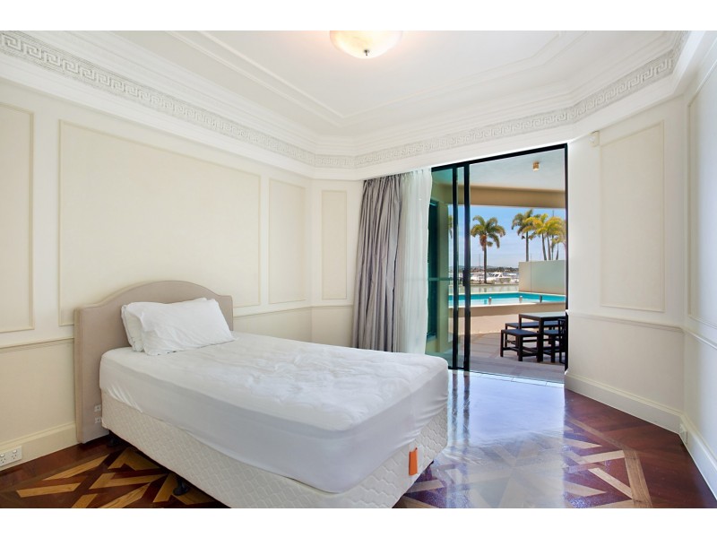 94 Seaworld Drive, Main Beach QLD 4217