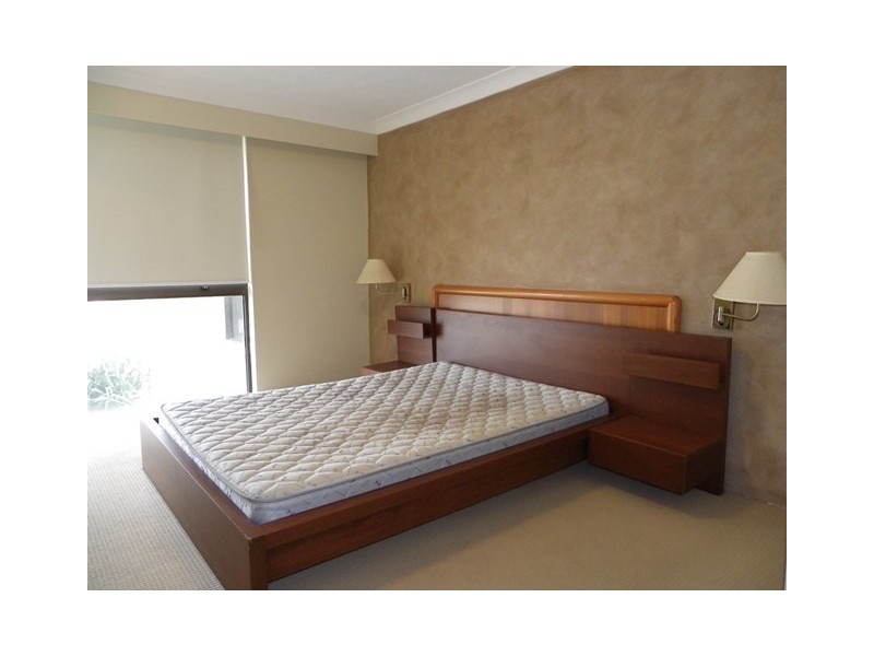 Unit 304 Longbeach, 28 Northcliffe Tce, Surfers Paradise QLD 4217