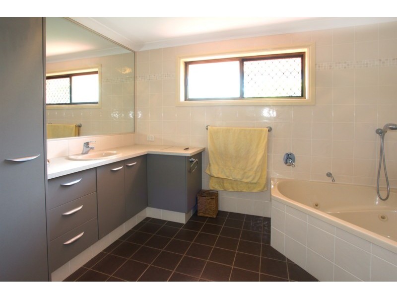 4 Marlborough Court, Benowa QLD 4217