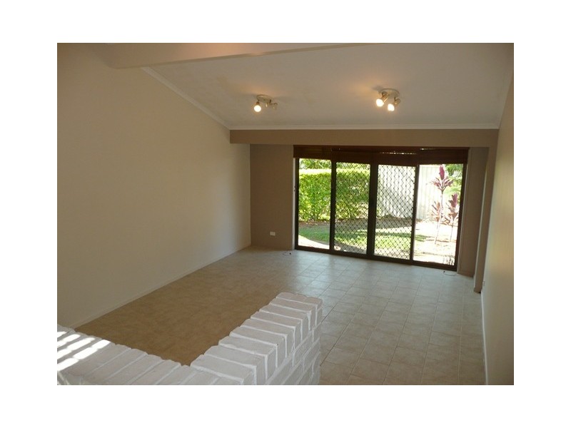 9 Mowla, Ashmore QLD 4214