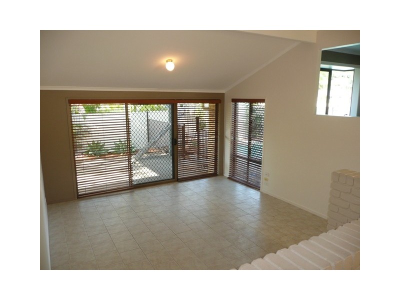 9 Mowla, Ashmore QLD 4214