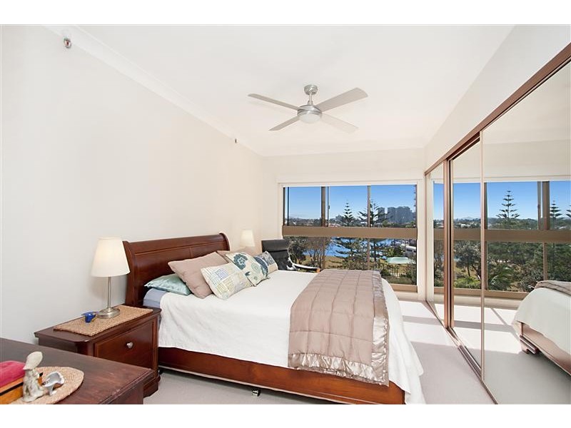 Unit 18 Atlantis West, 2 Admiralty Drive, Paradise Waters QLD 4217