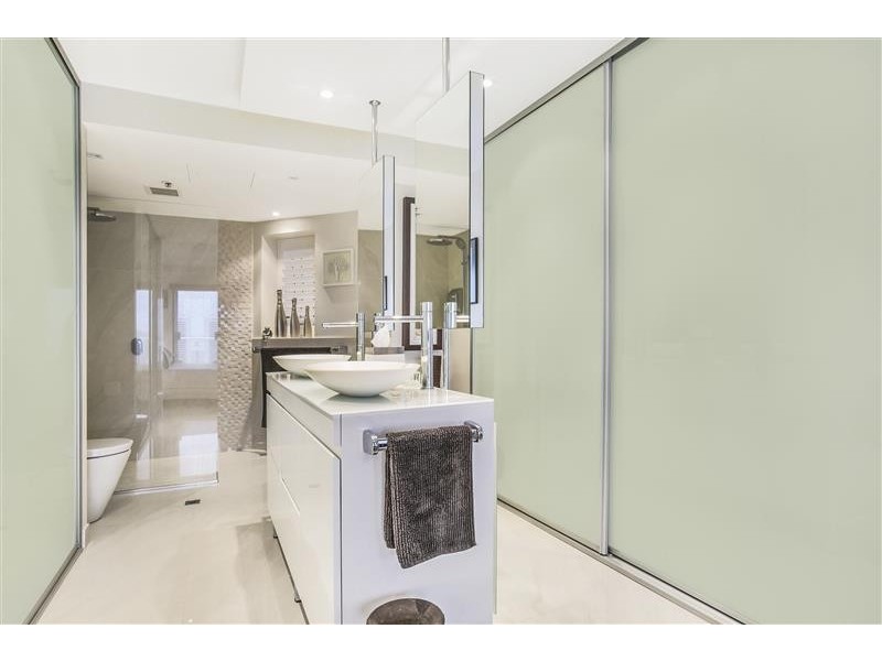 Unit 132 Atlantis East, 2 Admiralty Drive, Paradise Waters QLD 4217