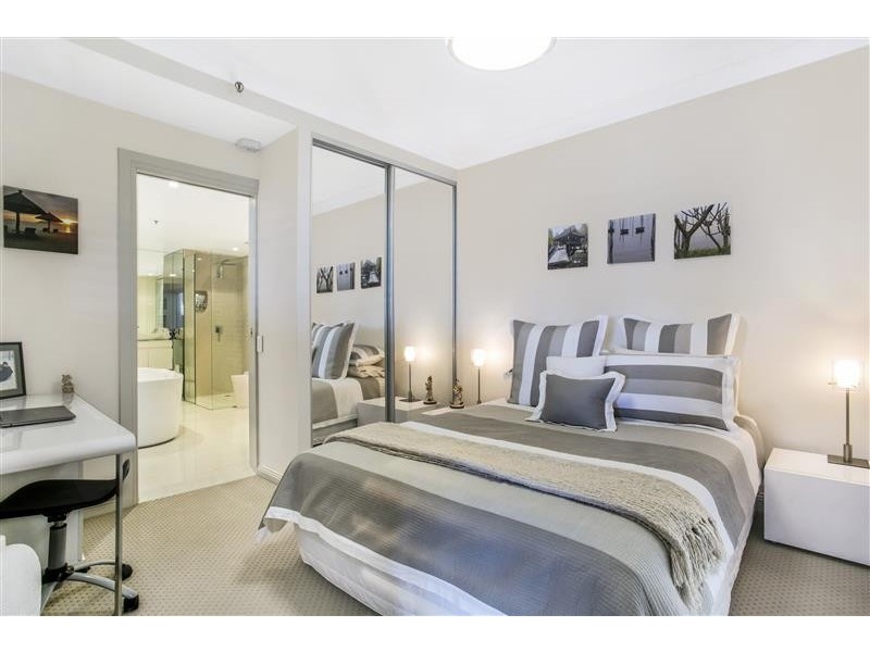 Unit 132 Atlantis East, 2 Admiralty Drive, Paradise Waters QLD 4217