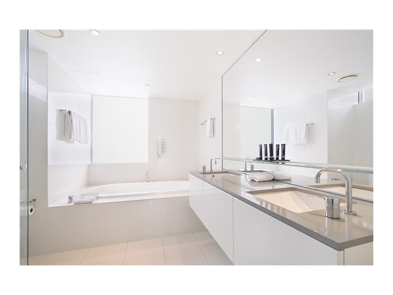 9 Ferny Avenue, Surfers Paradise QLD 4217