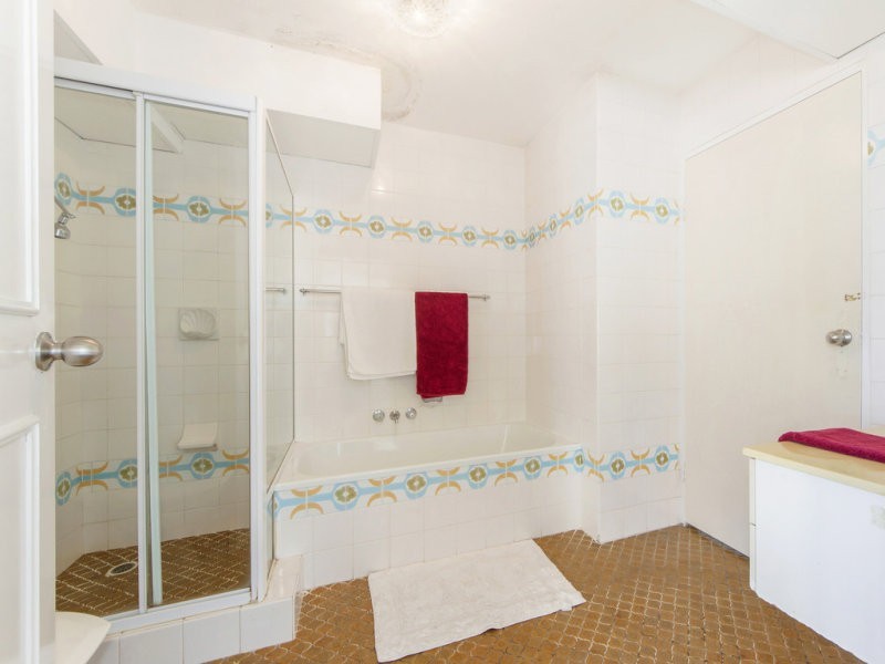 2 Riverview Cres, Surfers Paradise QLD 4217