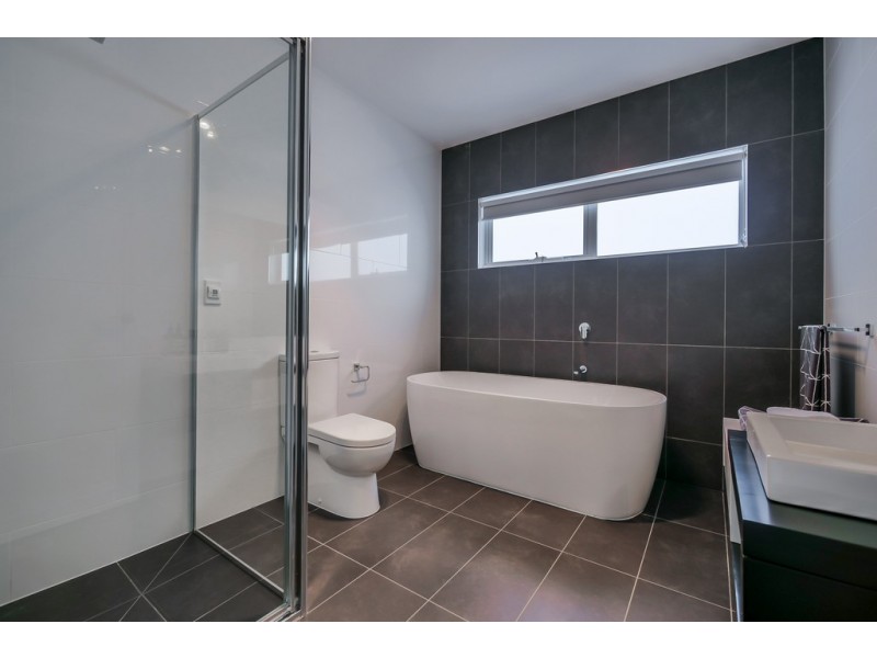 1/8 Vienne Drive, Howrah TAS 7018