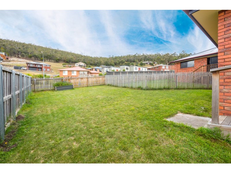 2/142 Branscombe Road, Claremont TAS 7011