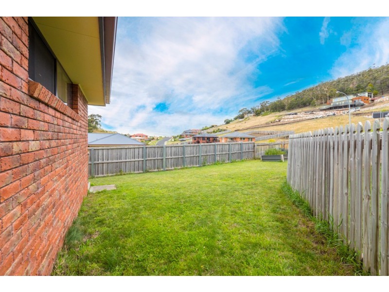 2/142 Branscombe Road, Claremont TAS 7011
