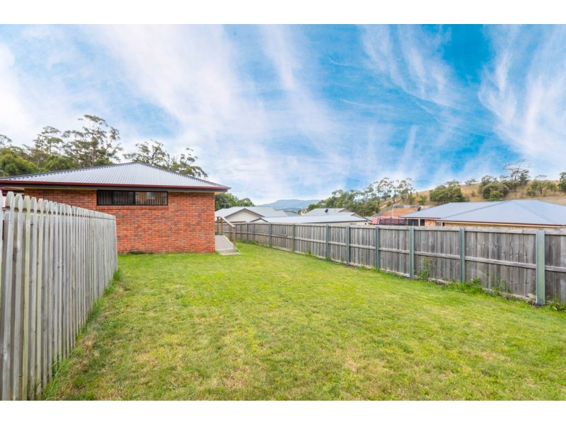 2/142 Branscombe Road, Claremont TAS 7011