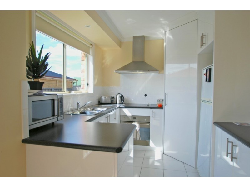 2/9 Lucas Place, Brighton TAS 7030
