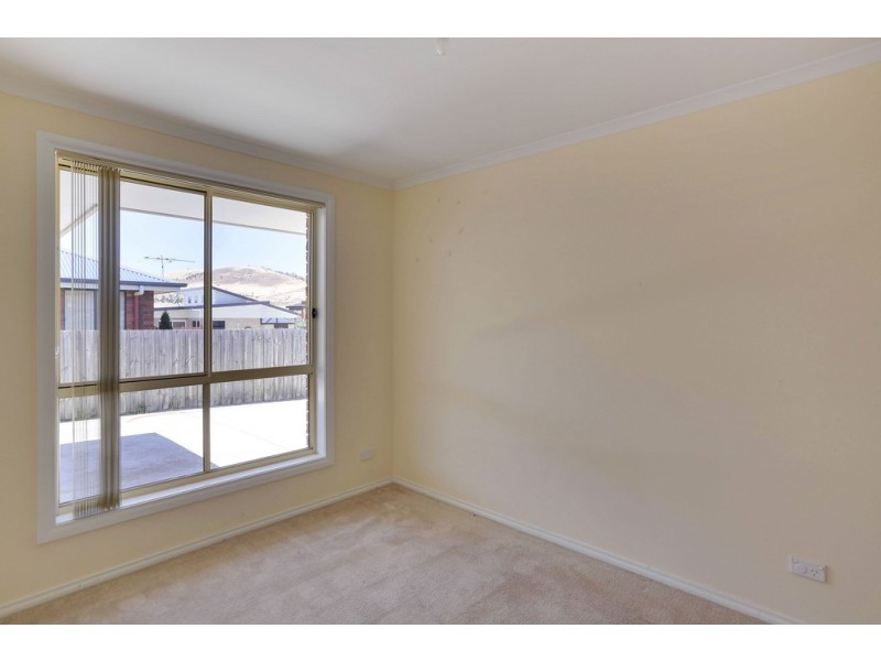 2/11 Lucas Place, Brighton TAS 7030