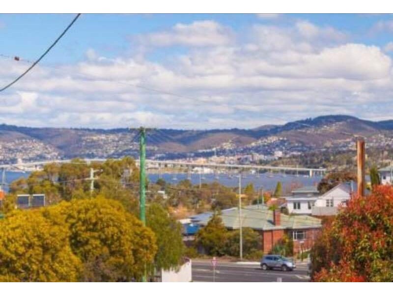 10 Lowanna Road, Lindisfarne TAS 7015