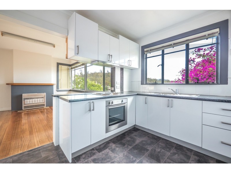 10 Lowanna Road, Lindisfarne TAS 7015