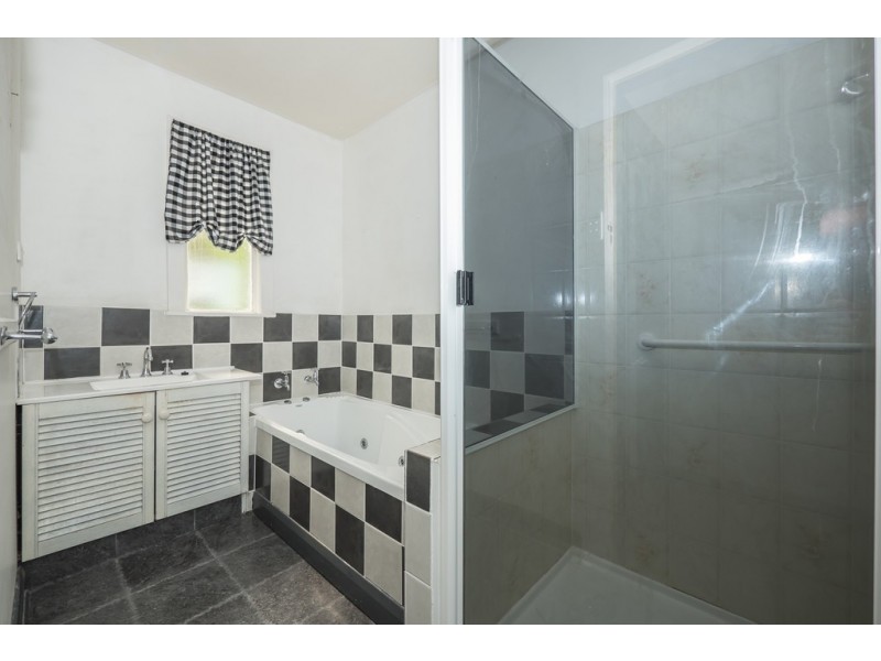 10 Lowanna Road, Lindisfarne TAS 7015