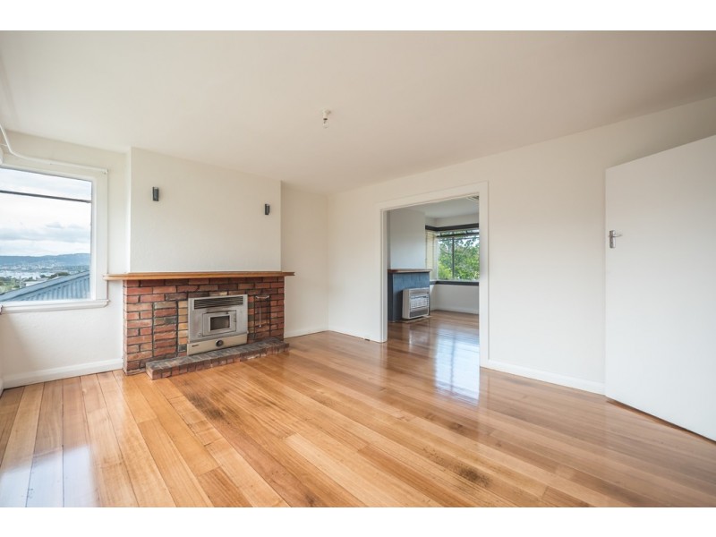 10 Lowanna Road, Lindisfarne TAS 7015