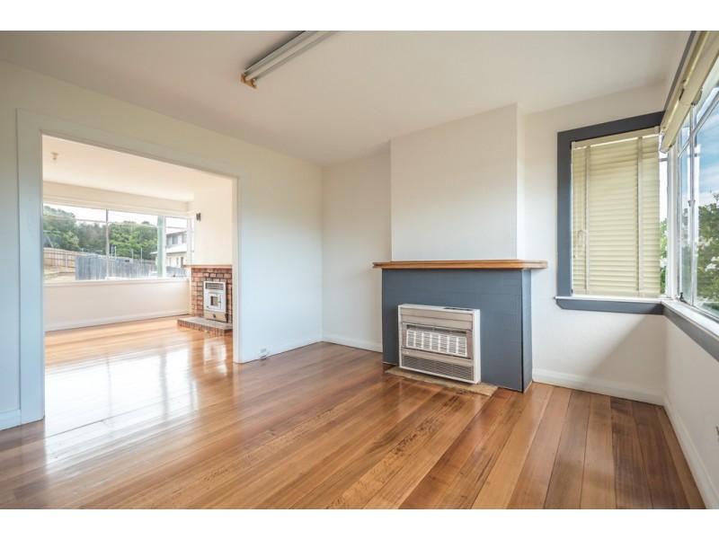 10 Lowanna Road, Lindisfarne TAS 7015