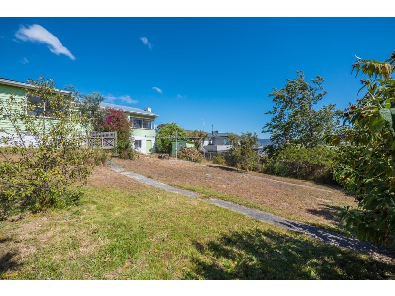 10 Lowanna Road, Lindisfarne TAS 7015