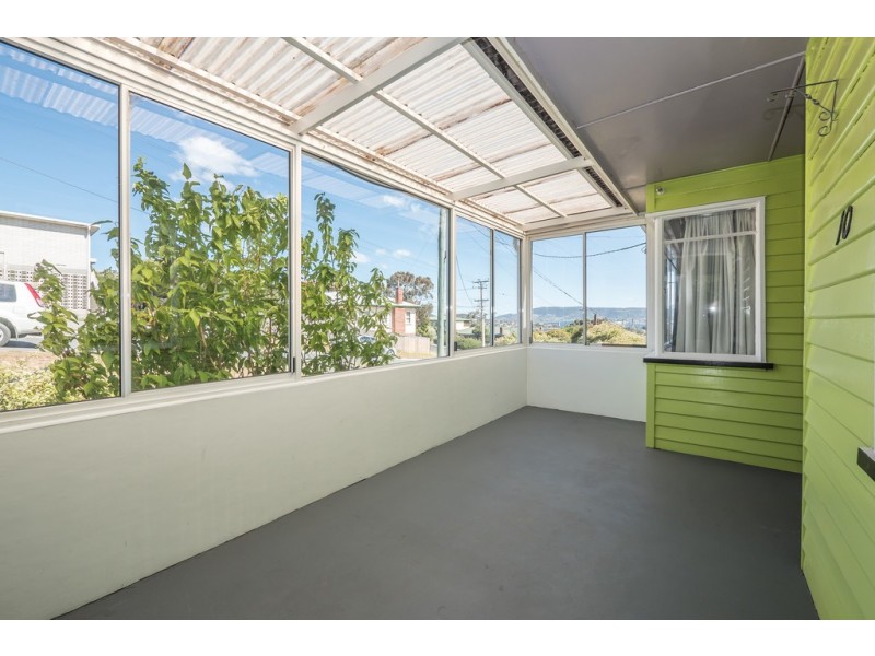 10 Lowanna Road, Lindisfarne TAS 7015