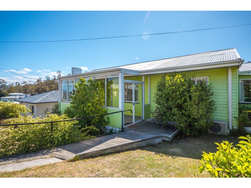 10 Lowanna Road, Lindisfarne TAS 7015