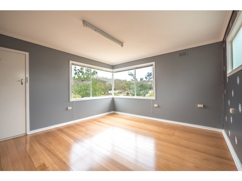 10 Lowanna Road, Lindisfarne TAS 7015