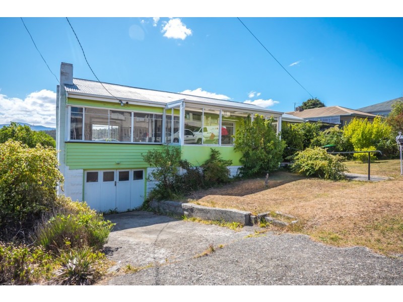 10 Lowanna Road, Lindisfarne TAS 7015