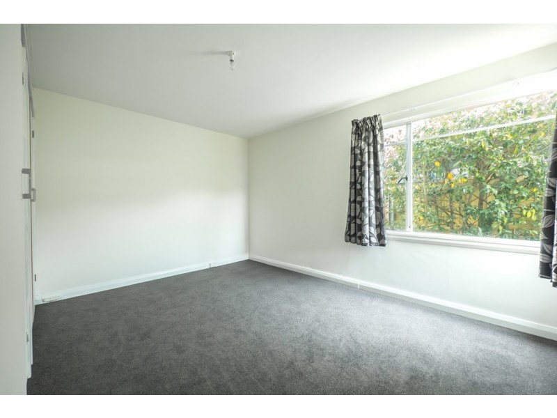 10 Lowanna Road, Lindisfarne TAS 7015