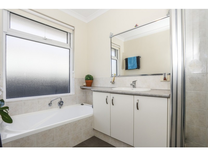 10 Pirianda Way, Aveley WA 6069