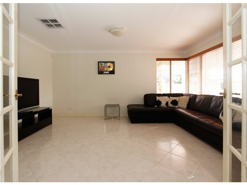 12 Mossfiel Retreat, Landsdale WA 6065