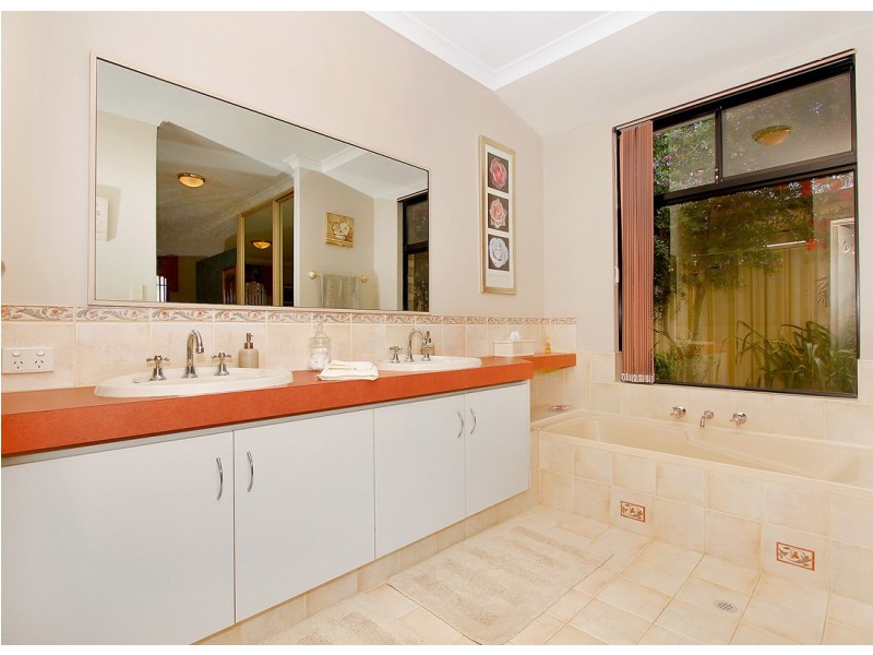 8 Roebuck Avenue, Canning Vale WA 6155