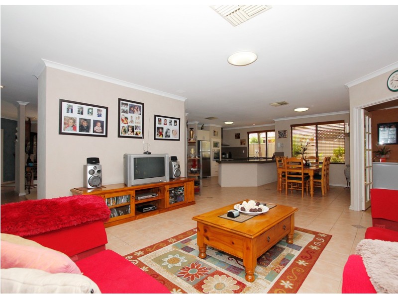 8 Roebuck Avenue, Canning Vale WA 6155