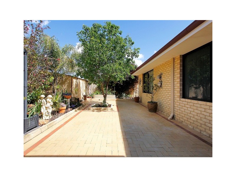 8 Roebuck Avenue, Canning Vale WA 6155