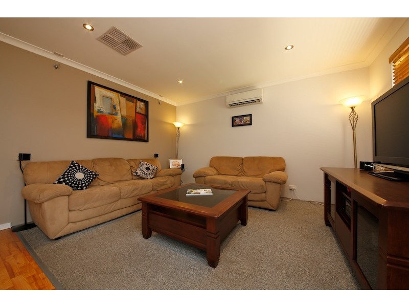 35 Brookside Gardens, Caversham WA 6055